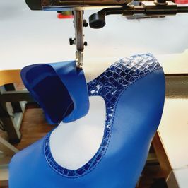 sneaker blauw naaimachine